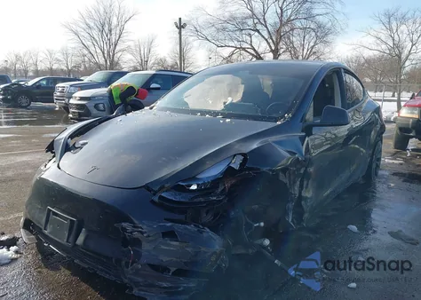 2024 Tesla Model Y Long Range Dual Motor All-Wheel Drive z USA, uszkodzony, nr VIN 7SAYGDEE4RF158854